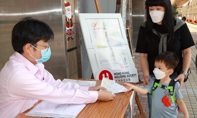 Residents of HKHS's rental estates and elderly housing receive the cash coupons of the Shopping Promotion Campaign 2023 for happy shopping.